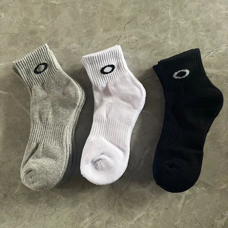 3 pairs of cotton black, white, gray men's and women's towels, foot sports socks, basketball running
3 pairs of cotton black, white, gray men's and women's towels, foot sports socks, basketball running
