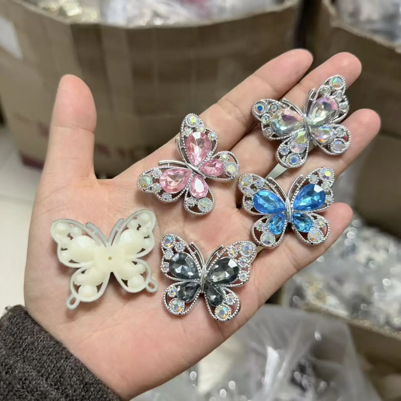 Wholeasale 10Pcs Rhinestone Luxury Pink Black Blue Black Red Green AB Color Butterfly Resin Charms Junk Phone Case Decoration
Wholeasale 10Pcs Rhinestone Luxury Pink Black Blue Black Red Green AB Color Butterfly Resin Charms Junk Phone Case Decoration
