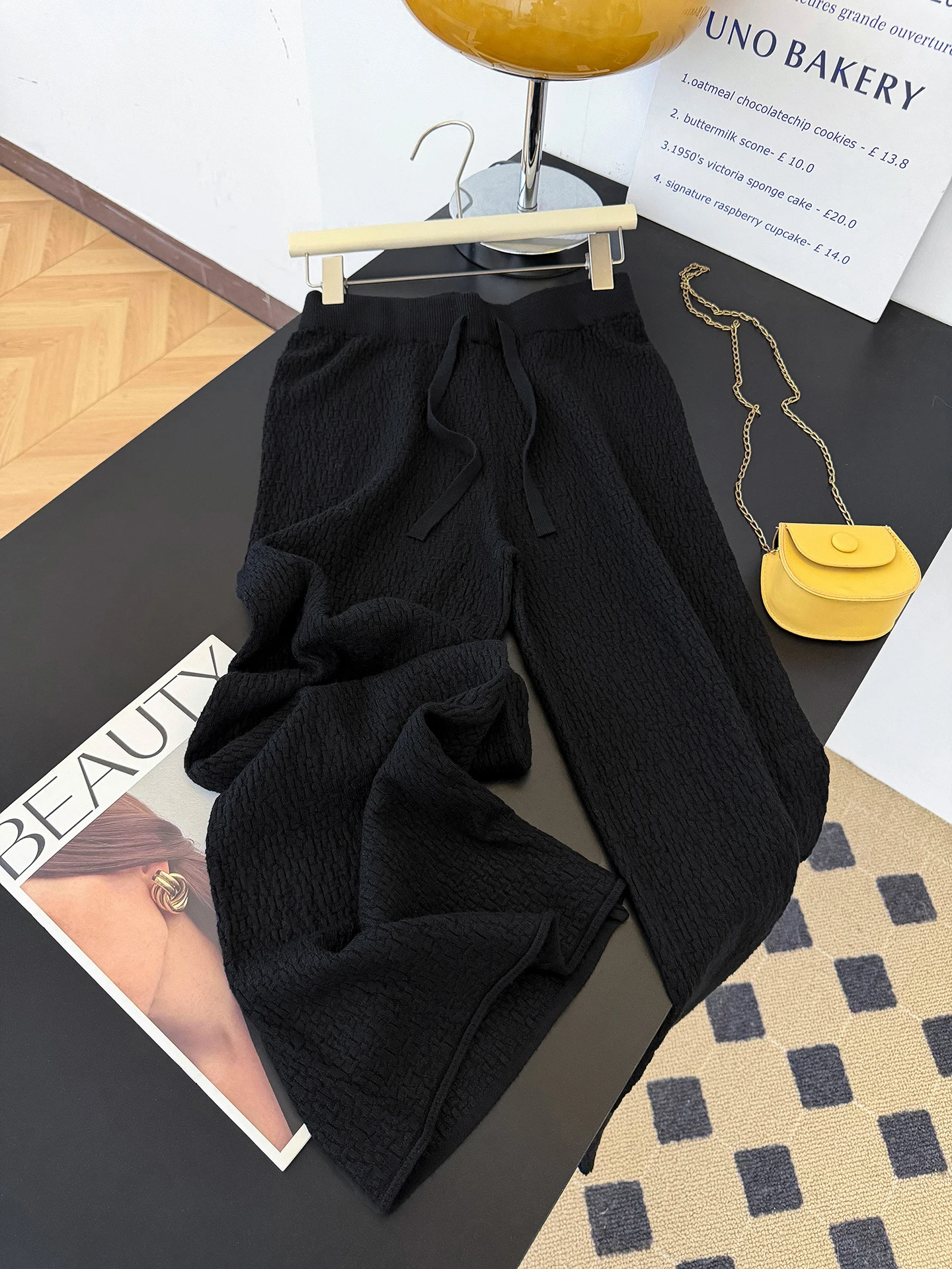 Мягкие уютные вязаные брюки с высокой талией и широкими штанинами на шнурке, женские осенне-зимние текстурированные повседневные прямые брюки черного цвета
Мягкие уютные вязаные брюки с высокой талией и широкими штанинами на шнурке, женские осенне-зимние текстурированные повседневные прямые брюки черного цвета