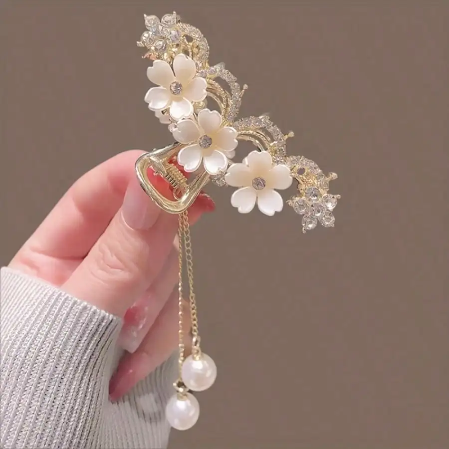 New European And American Camellia Rhinestone Temperament Imitation Pearl Tassel Personality Simple And Elegant Metal Grab Clip Hairpin
New European And American Camellia Rhinestone Temperament Imitation Pearl Tassel Personality Simple And Elegant Metal Grab Clip Hairpin