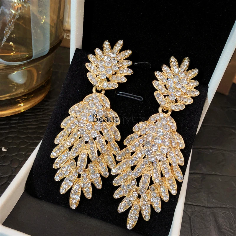 Leaf feather fringed earrings high-end light luxury niche super flash full diamond unique earrings
Leaf feather fringed earrings high-end light luxury niche super flash full diamond unique earrings