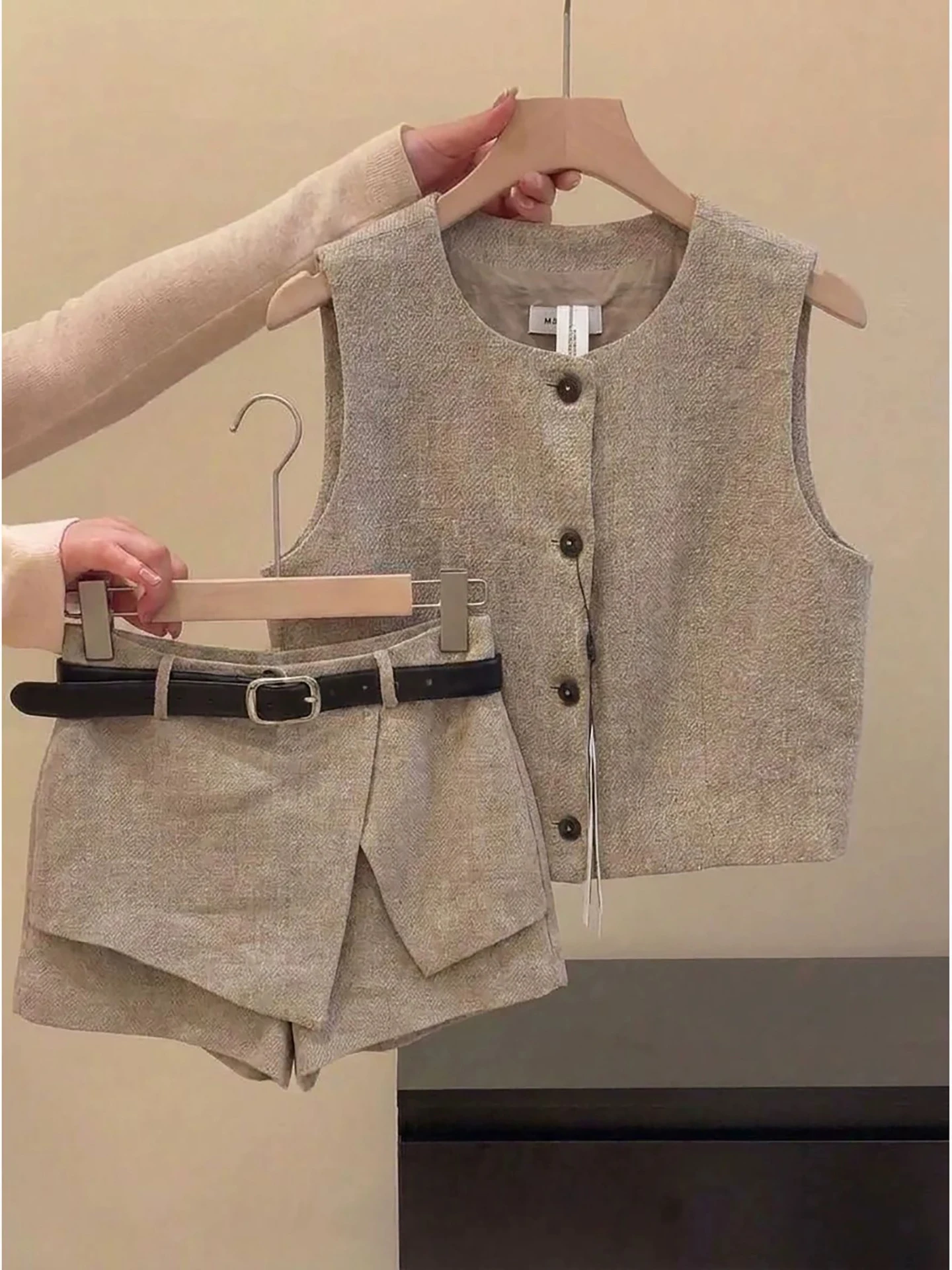 Ladies Summer Linen Suit Set High Waist Shorts Vest Two Piece Set Casual Style Commute Fashionable And Elegant
Ladies Summer Linen Suit Set High Waist Shorts Vest Two Piece Set Casual Style Commute Fashionable And Elegant