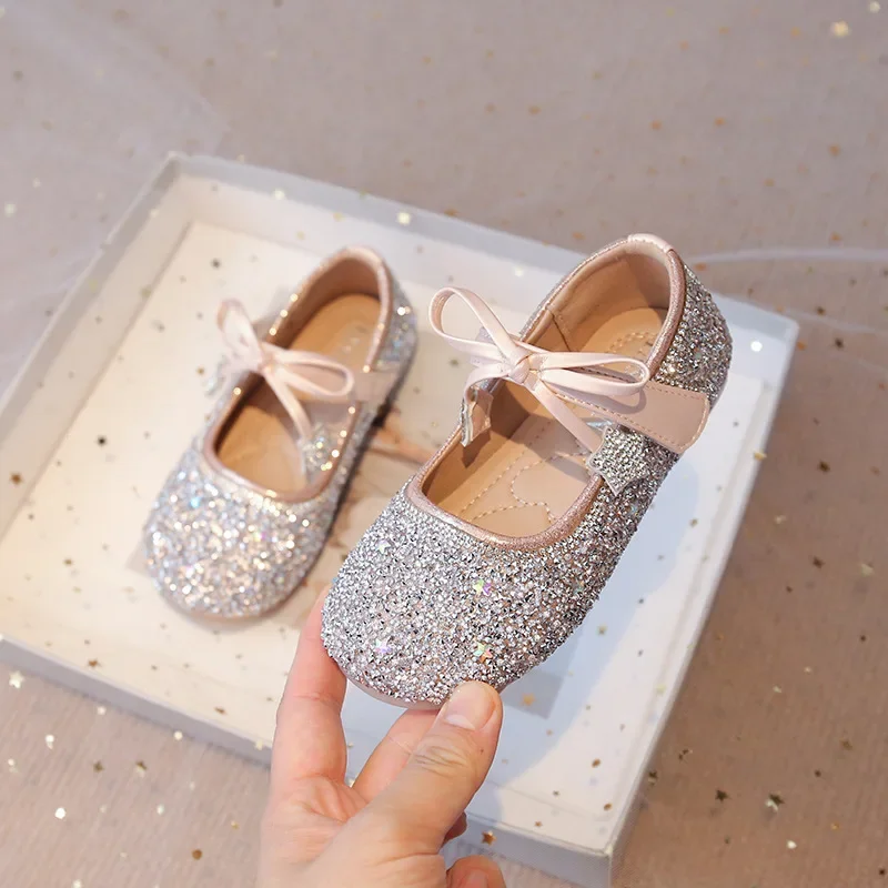 Girl Princess Shoes Spring Fashion Bow Children's Leather Shoes Sequin Soft Bottom Anti Slip Baby Kid's Casual Flat Shoes
Girl Princess Shoes Spring Fashion Bow Children's Leather Shoes Sequin Soft Bottom Anti Slip Baby Kid's Casual Flat Shoes