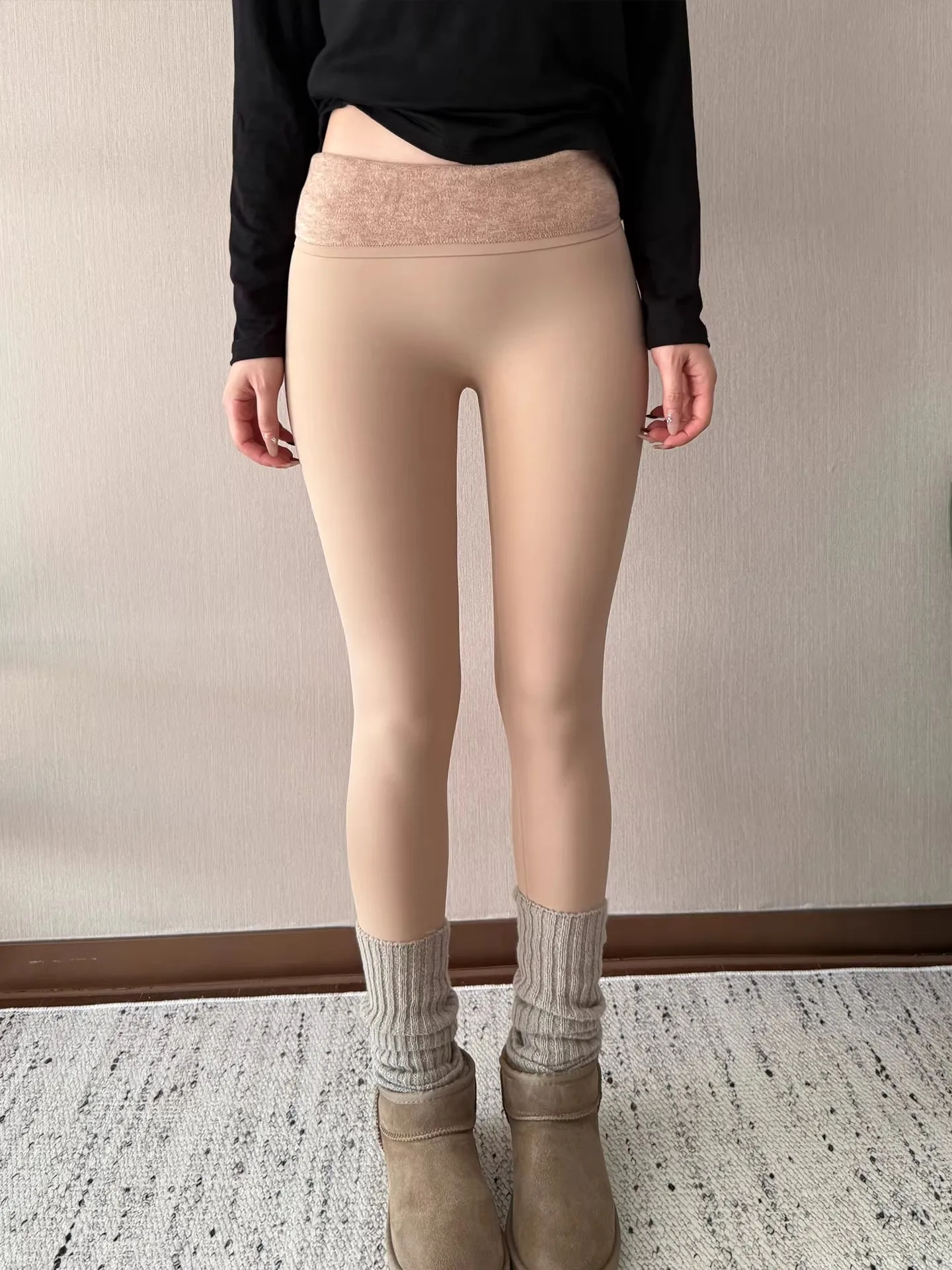 High-Waist Fce Lined ark Skin Yoga Pants Women's Thiened Autumn Winter Faionable Leggings for Casual Wear
High-Waist Fce Lined ark Skin Yoga Pants Women's Thiened Autumn Winter Faionable Leggings for Casual Wear