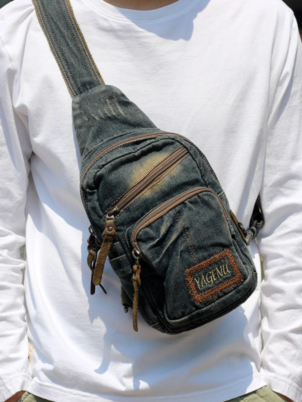 Retro Style Men's Denim Crossbody Backpack Small Travel Bag Mobile Phone Bag Casual Leisure Shoulder Bag Zipper Closure
Retro Style Men's Denim Crossbody Backpack Small Travel Bag Mobile Phone Bag Casual Leisure Shoulder Bag Zipper Closure