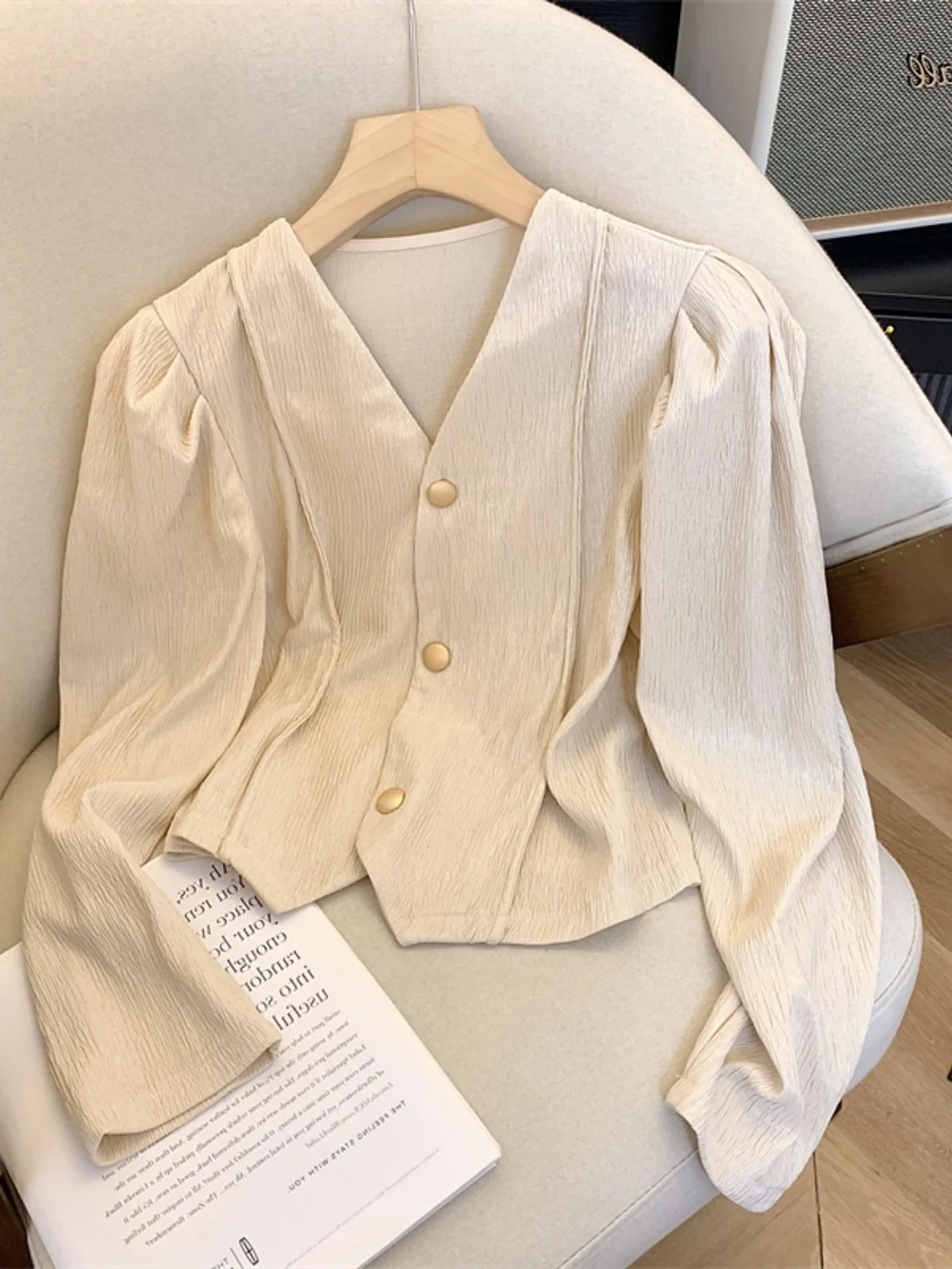 Elegant V-neck Padded Shoulder Shirt Women's Short Bubble Sleeve Top Spring Fashionable Commute Regular Length Long Sleeve
Elegant V-neck Padded Shoulder Shirt Women's Short Bubble Sleeve Top Spring Fashionable Commute Regular Length Long Sleeve