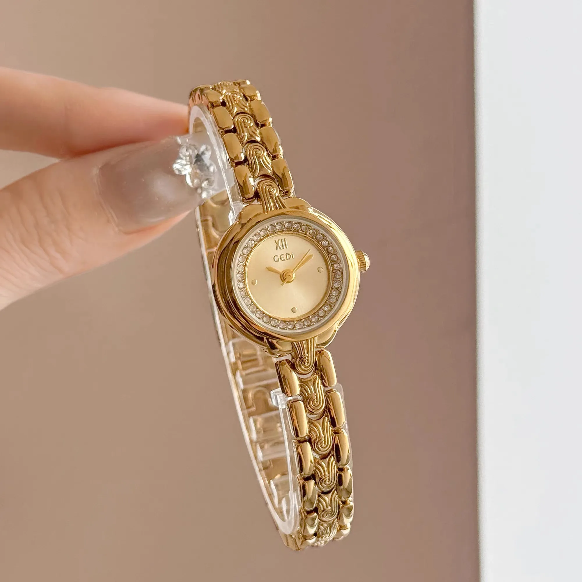 Fashion Personality Temperament Niche Inlaid with Rhinestones quartz watch For women girl Bracelet watch Jewelry accessories
Fashion Personality Temperament Niche Inlaid with Rhinestones quartz watch For women girl Bracelet watch Jewelry accessories