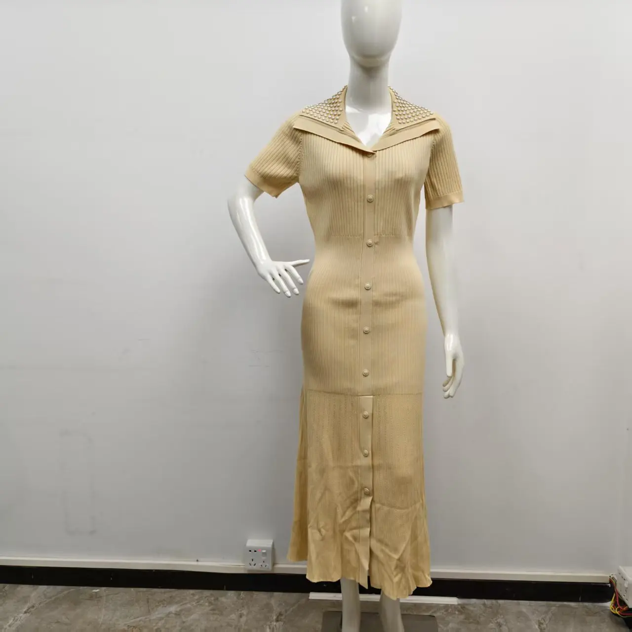 Новое летнее модное темпераментное светское трикотажное однобортное облегающее платье с лацканами и бисером для ногтей для женщин
Новое летнее модное темпераментное светское трикотажное однобортное облегающее платье с лацканами и бисером для ногтей для женщин