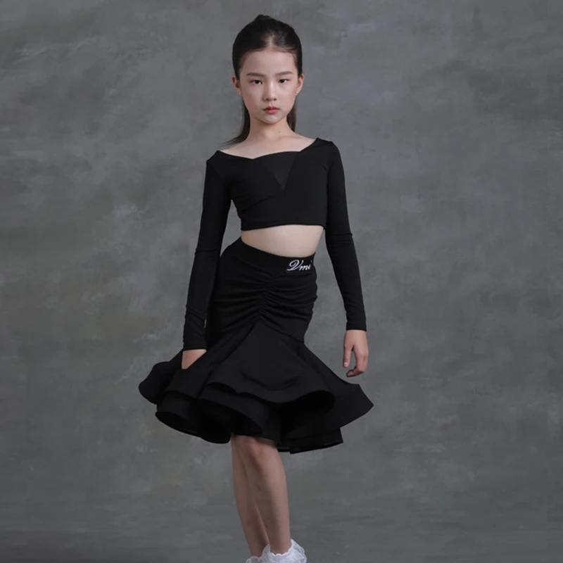 Черный костюм для латинских танцев для девочек, танцевальный костюм, топ с длинными рукавами, юбка с рюшами, одежда для танцовщицы, сценическая одежда, тренировочная одежда 2130
Черный костюм для латинских танцев для девочек, танцевальный костюм, топ с длинными рукавами, юбка с рюшами, одежда для танцовщицы, сценическая одежда, тренировочная одежда 2130