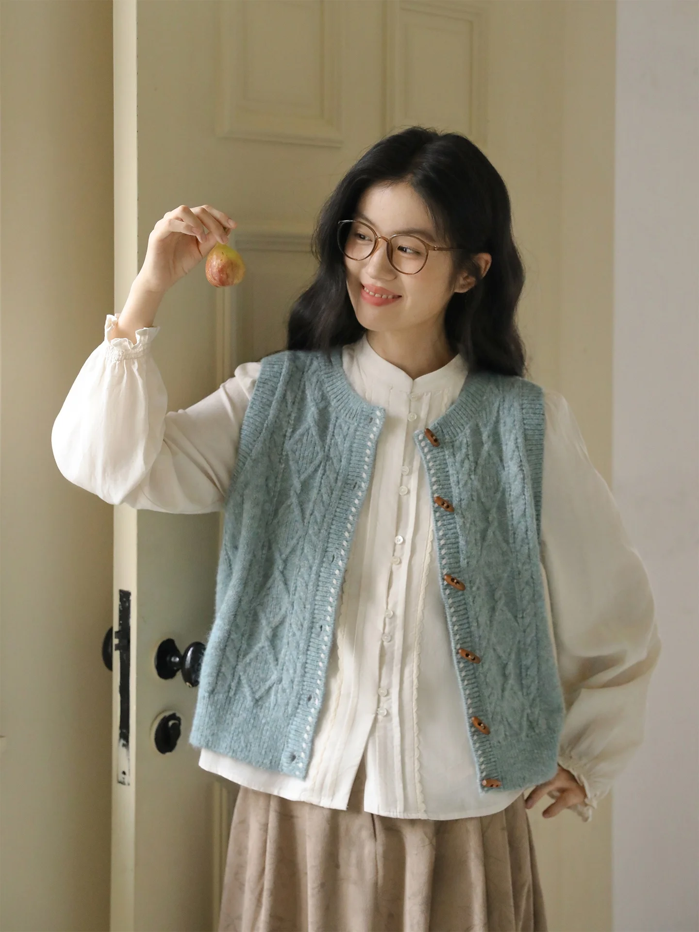 Женский вязаный жилет Nesoulum: осенний, в стиле ретро, с цветными вставками, без рукавов, с круглым вырезом, на одной пуговице
Женский вязаный жилет Nesoulum: осенний, в стиле ретро, с цветными вставками, без рукавов, с круглым вырезом, на одной пуговице