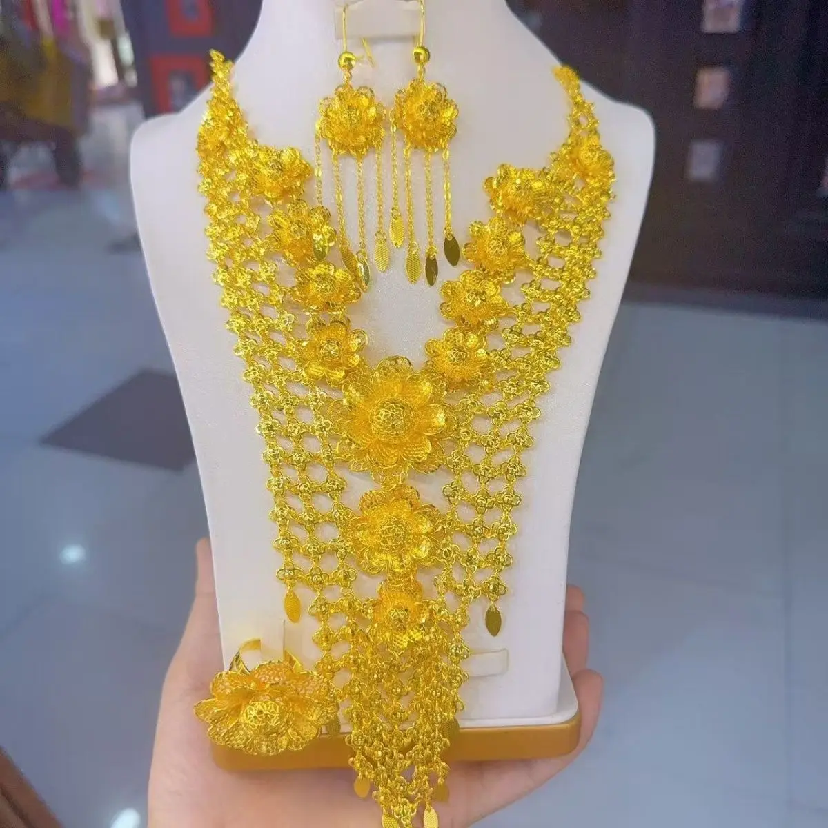 Dubai Middle East 24K Gold Plated Necklace Earrings Ring Romantic Wedding Party Gift Jewelry Set for Lovers YY10566
Dubai Middle East 24K Gold Plated Necklace Earrings Ring Romantic Wedding Party Gift Jewelry Set for Lovers YY10566