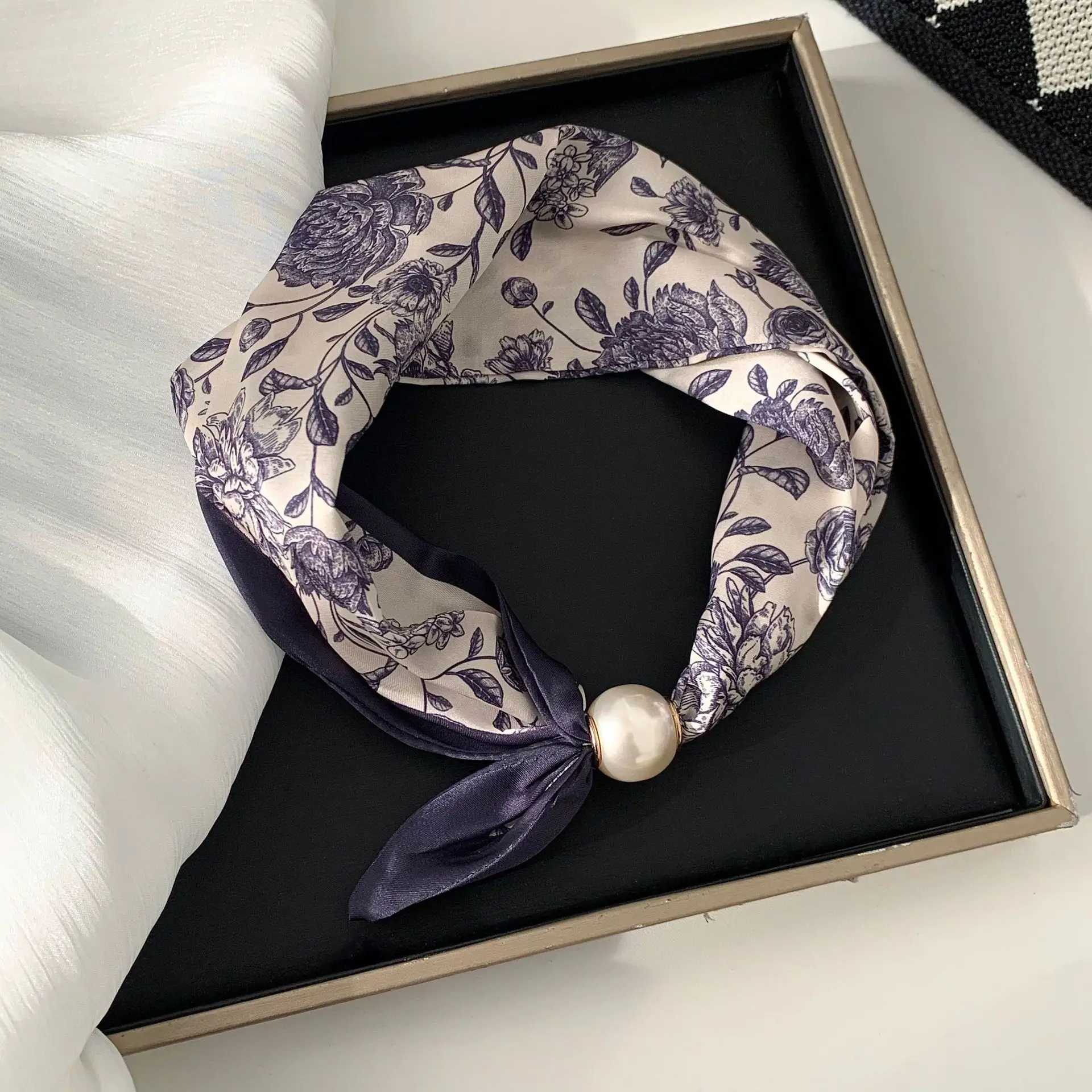 French-Style Luxury Pearl Necklace with Magnetic Clasp Scarf Women's Neckwarmer Collarbone Chain Scarf
French-Style Luxury Pearl Necklace with Magnetic Clasp Scarf Women's Neckwarmer Collarbone Chain Scarf