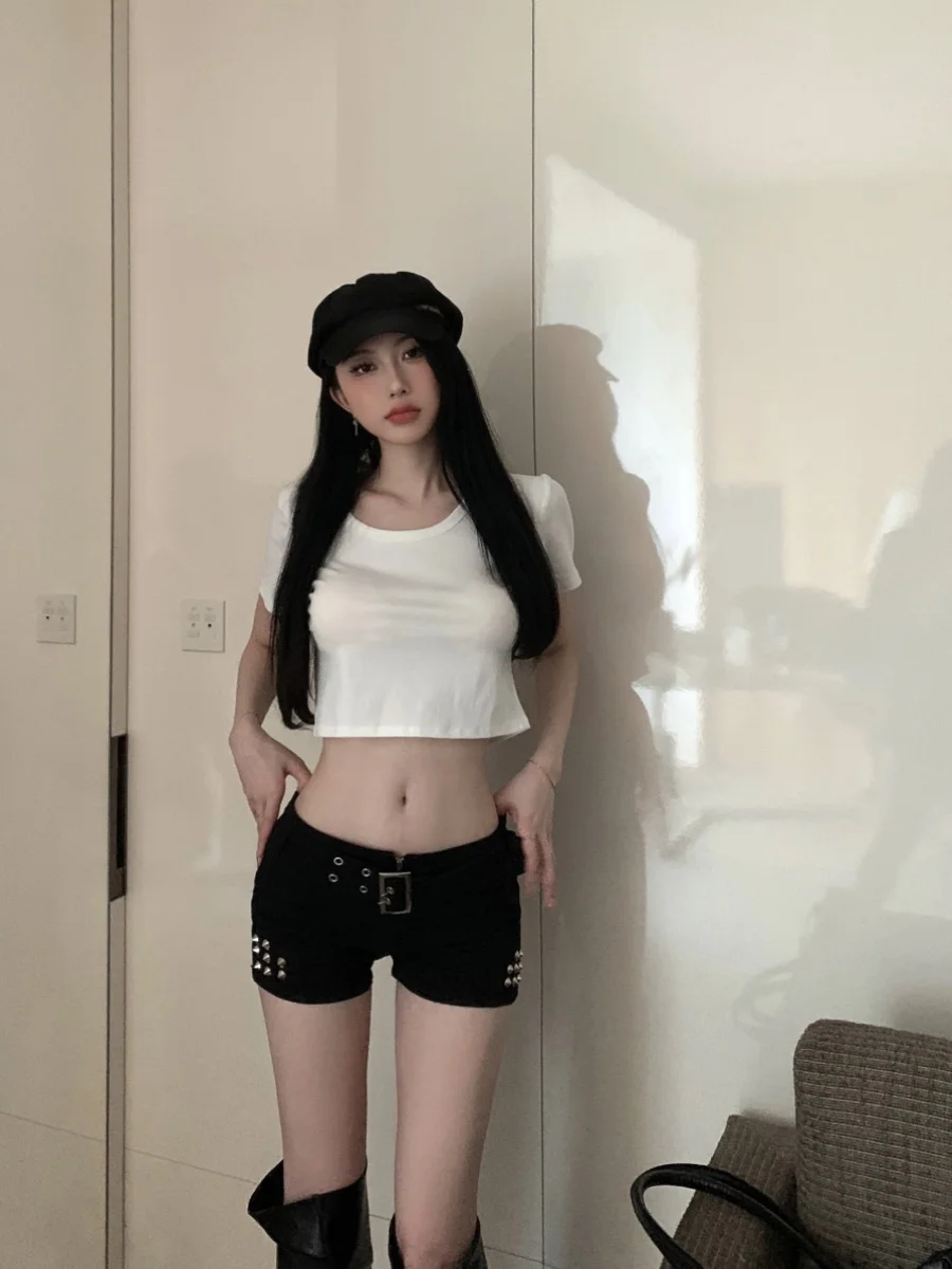 Low Waist Super Short Black Bell Buckle Jeans Women's Summer New Design Slimming Hot Pants Trendy Straight Leg Cool Feeling
Low Waist Super Short Black Bell Buckle Jeans Women's Summer New Design Slimming Hot Pants Trendy Straight Leg Cool Feeling
