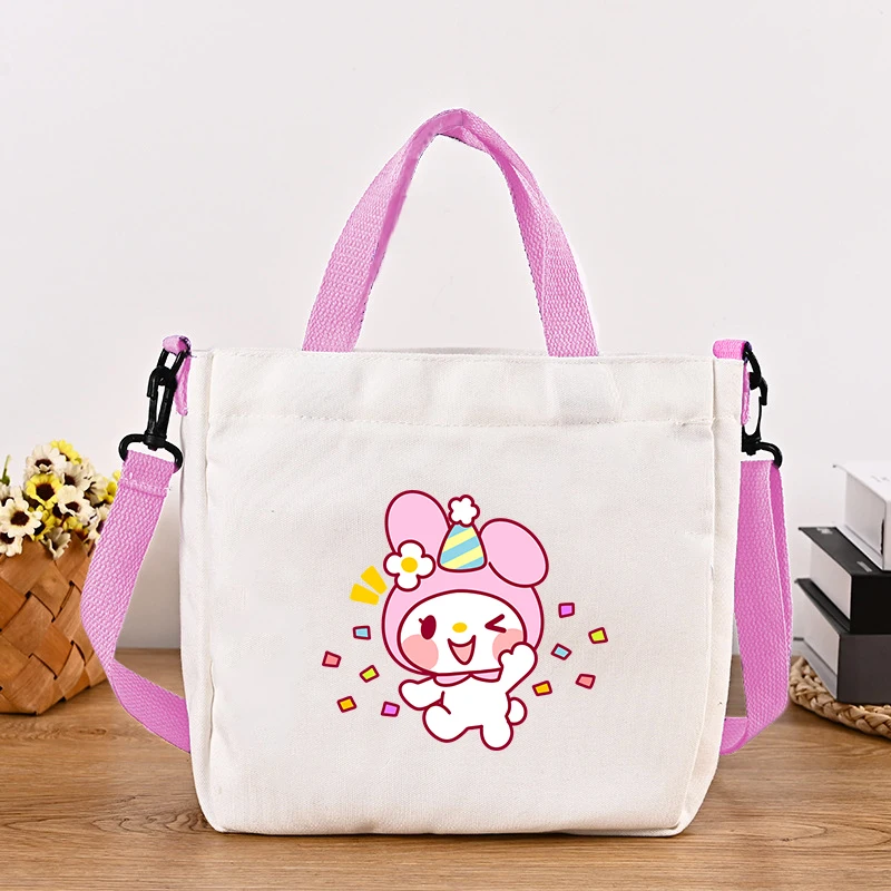 Новая сумка через плечо Sanrio Melody с мультяшным кавайным принтом, портативная большая вместительная студенческая сумка для хранения канцелярских принадлежностей, подарки
Новая сумка через плечо Sanrio Melody с мультяшным кавайным принтом, портативная большая вместительная студенческая сумка для хранения канцелярских принадлежностей, подарки