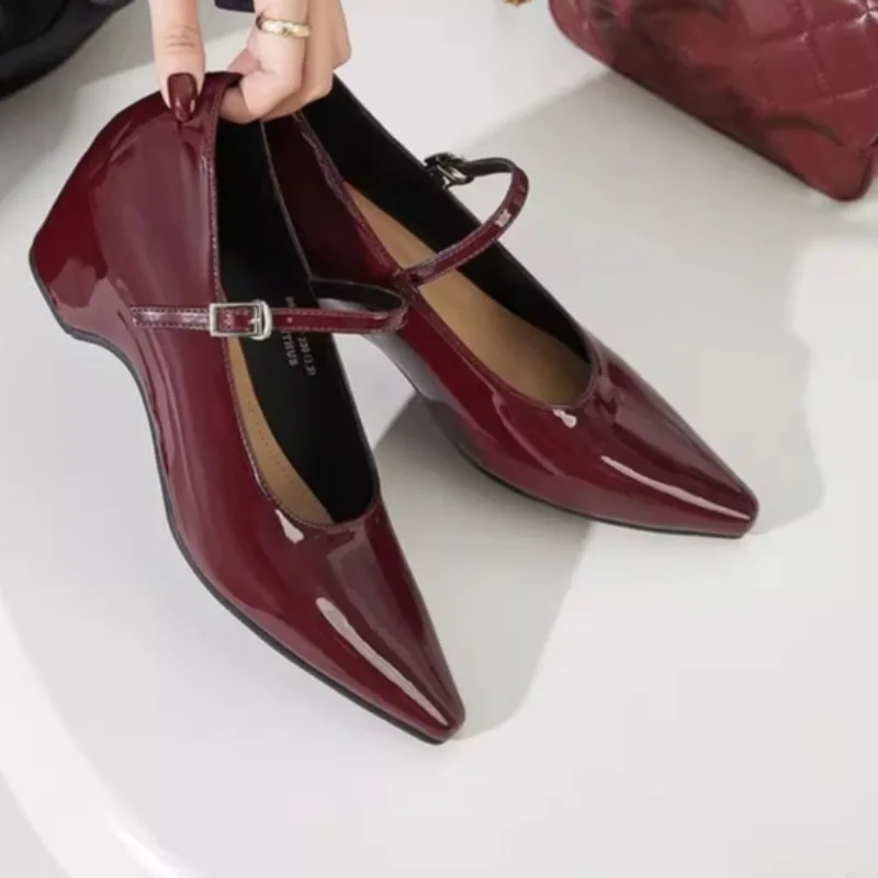 Новые женские туфли Мэри Джейн с острым носком, на низком каблуке-блоке, с одной лямкой, с неглубоким вырезом
Новые женские туфли Мэри Джейн с острым носком, на низком каблуке-блоке, с одной лямкой, с неглубоким вырезом