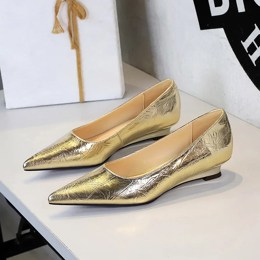 French retro banquet women's shoes, pointed toe, wedge heel, comfortable and versatile shallow mouth, gold single shoes 
French retro banquet women's shoes, pointed toe, wedge heel, comfortable and versatile shallow mouth, gold single shoes