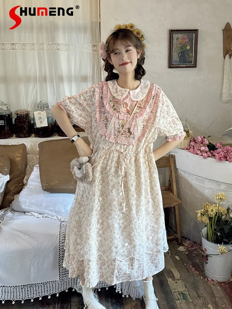 2024 New Floral Dresses Retro Lace Splicing Doll Collar Girl Embroidered Loose Sweet Cute Dress Feminine Short Sleeve Dresses
2024 New Floral Dresses Retro Lace Splicing Doll Collar Girl Embroidered Loose Sweet Cute Dress Feminine Short Sleeve Dresses