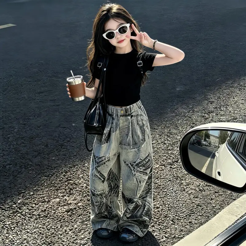 New Girls Short-Sleeved Jeans Suit Summer Girls Printed Short T-Shirt Wide Leg Pants Children's Floor Mopping Pant Two-Piece Set
New Girls Short-Sleeved Jeans Suit Summer Girls Printed Short T-Shirt Wide Leg Pants Children's Floor Mopping Pant Two-Piece Set