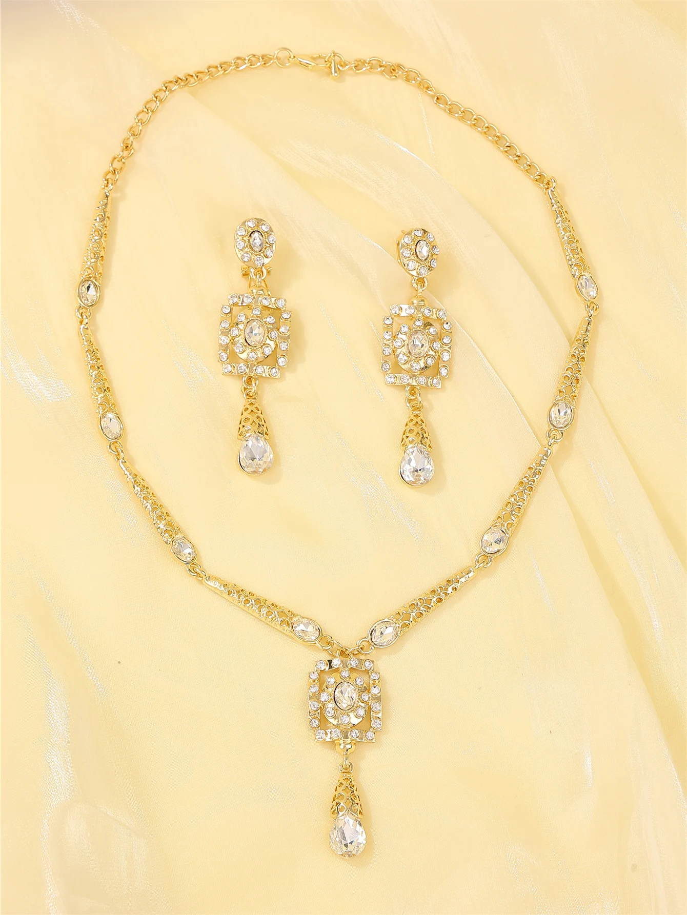 Moroccan ladies' fashion jewelry set, necklace, earrings, Bohemian style, bridal wedding party set, ladies' festival gift.
Moroccan ladies' fashion jewelry set, necklace, earrings, Bohemian style, bridal wedding party set, ladies' festival gift.