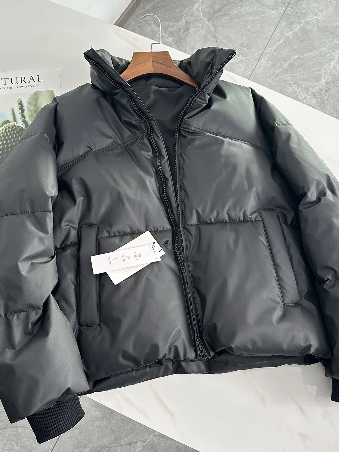 Утепленная хлопковая куртка для мужчин свободного кроя с воротником-стойкой, теплая, из искусственной кожи, повседневная, стандартной длины рукавов
Утепленная хлопковая куртка для мужчин свободного кроя с воротником-стойкой, теплая, из искусственной кожи, повседневная, стандартной длины рукавов