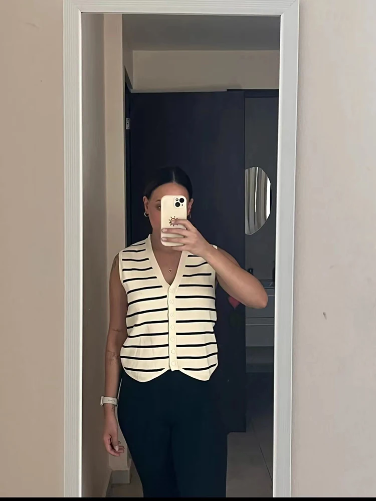 SIYANG Women Fashion Argyle Plaid Single Breasted Knitted Vest Vintage V-Neck Sleeveless Female Chic Lady Outfits
SIYANG Women Fashion Argyle Plaid Single Breasted Knitted Vest Vintage V-Neck Sleeveless Female Chic Lady Outfits