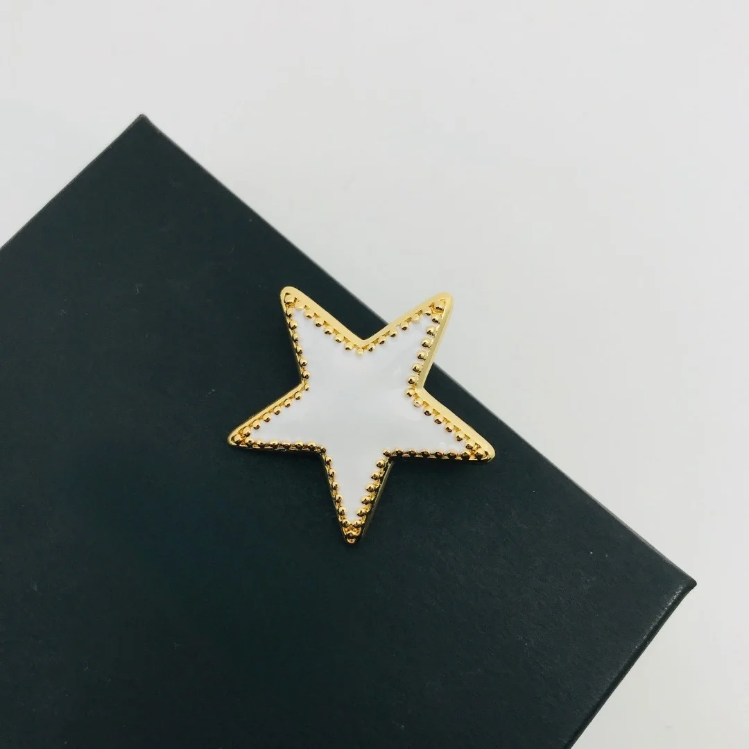 New European and American explosive high quality medieval personality dripping oil enamel five-pointed star brooch
New European and American explosive high quality medieval personality dripping oil enamel five-pointed star brooch