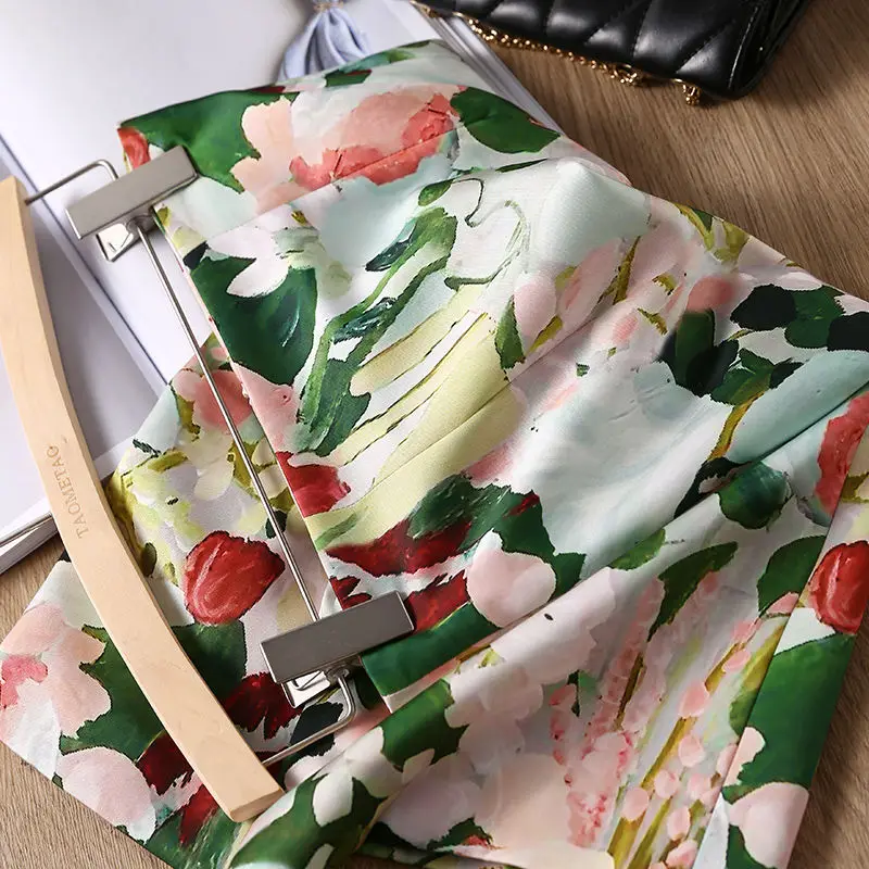 2024 New Women Spring Summer Oil Painting Satin Skirt Female High Waist Printing Skirts Ladies Midi Long A-line Skirts B488
2024 New Women Spring Summer Oil Painting Satin Skirt Female High Waist Printing Skirts Ladies Midi Long A-line Skirts B488