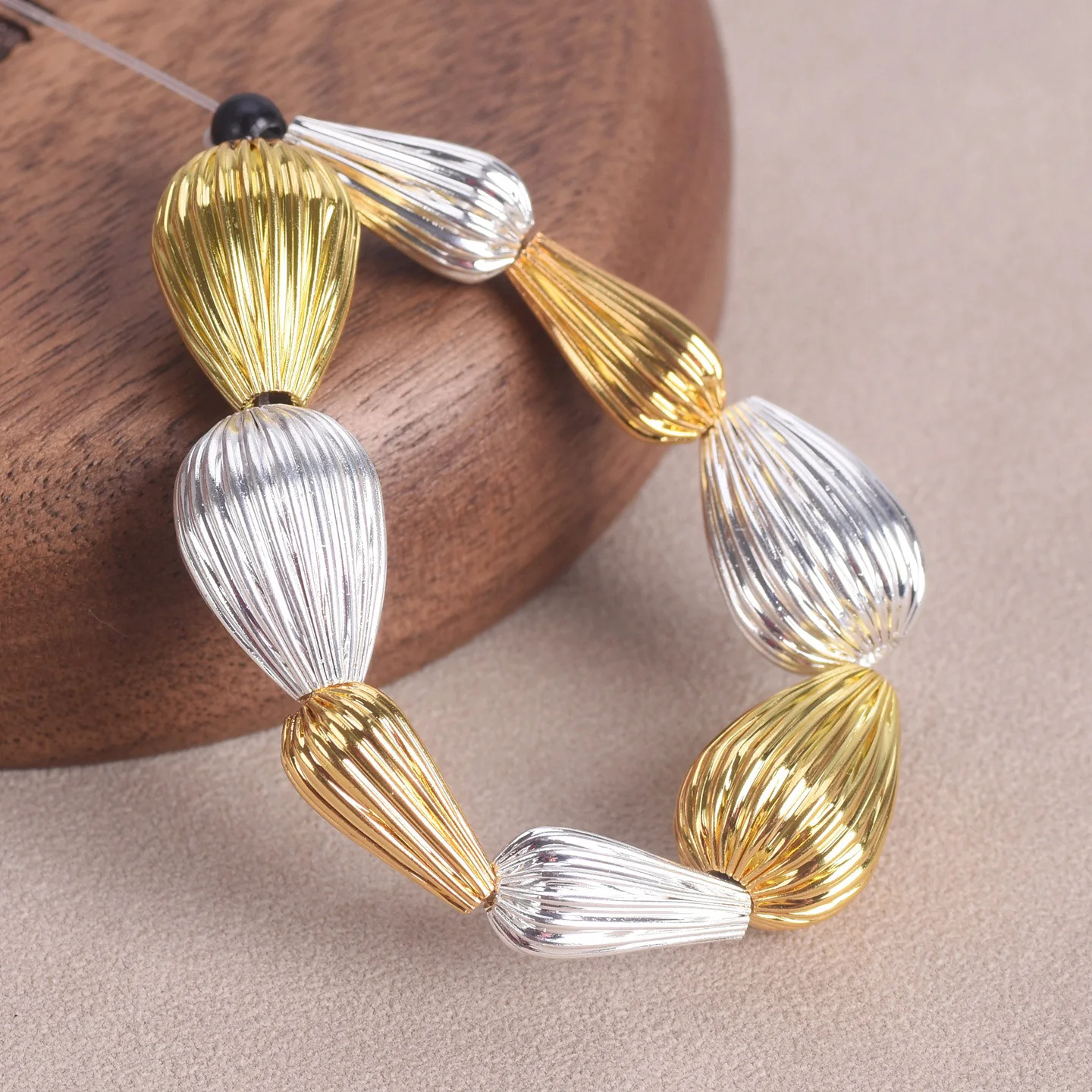 20PCS Teardrop 14x7mm 16x11mm Gold/Silver Color Hollow Plicated Brass Metal Loose Beads For Jewelry Making DIY Crafts Findings
20PCS Teardrop 14x7mm 16x11mm Gold/Silver Color Hollow Plicated Brass Metal Loose Beads For Jewelry Making DIY Crafts Findings