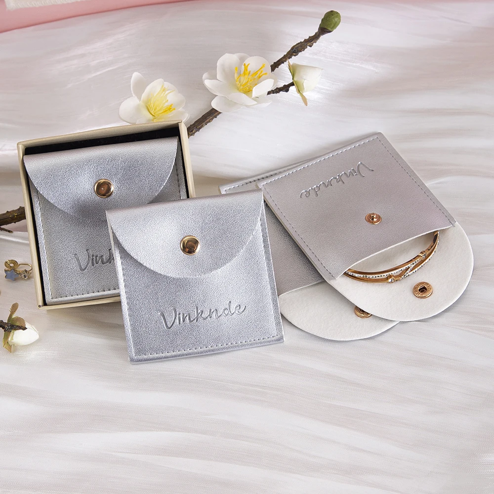 100 шт., серебряная сумка для ювелирных изделий из искусственной кожи, кожаные сумки с логотипом, кольца, упаковка, подарок на свадьбу, день рождения, сумка-органайзер, сумки на пуговицах
100 шт., серебряная сумка для ювелирных изделий из искусственной кожи, кожаные сумки с логотипом, кольца, упаковка, подарок на свадьбу, день рождения, сумка-органайзер, сумки на пуговицах