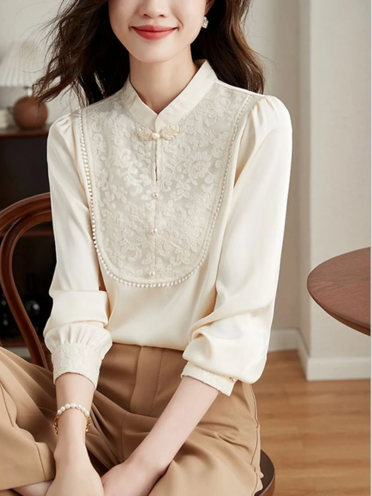 Весна 2026: Новая женская блузка в китайском ретро-стиле с жемчужными пуговицами, кружевом и шифоном, с длинным рукавом, модный топ для ношения под одеждой
Весна 2026: Новая женская блузка в китайском ретро-стиле с жемчужными пуговицами, кружевом и шифоном, с длинным рукавом, модный топ для ношения под одеждой