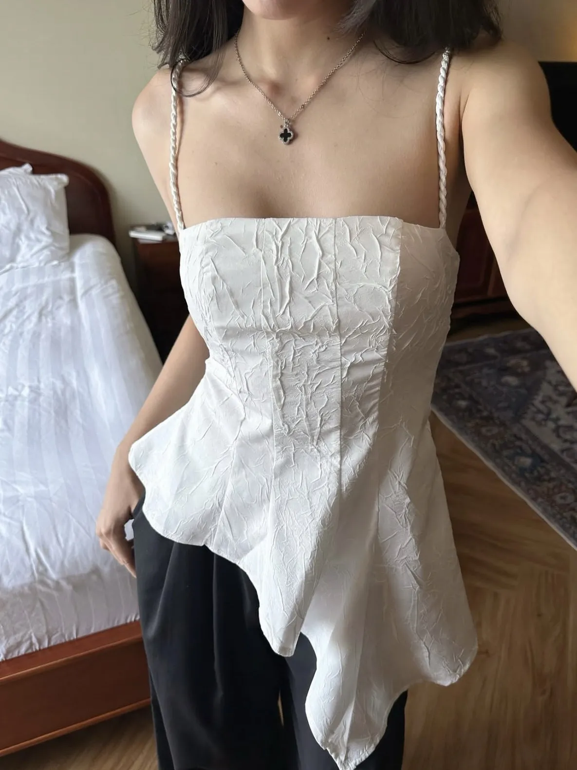 Chic Sexy Women's Strap Vest Slimming Waist Design Textured Folded Hem Irregular Length Small Top Commute Style Summer 2025
Chic Sexy Women's Strap Vest Slimming Waist Design Textured Folded Hem Irregular Length Small Top Commute Style Summer 2025