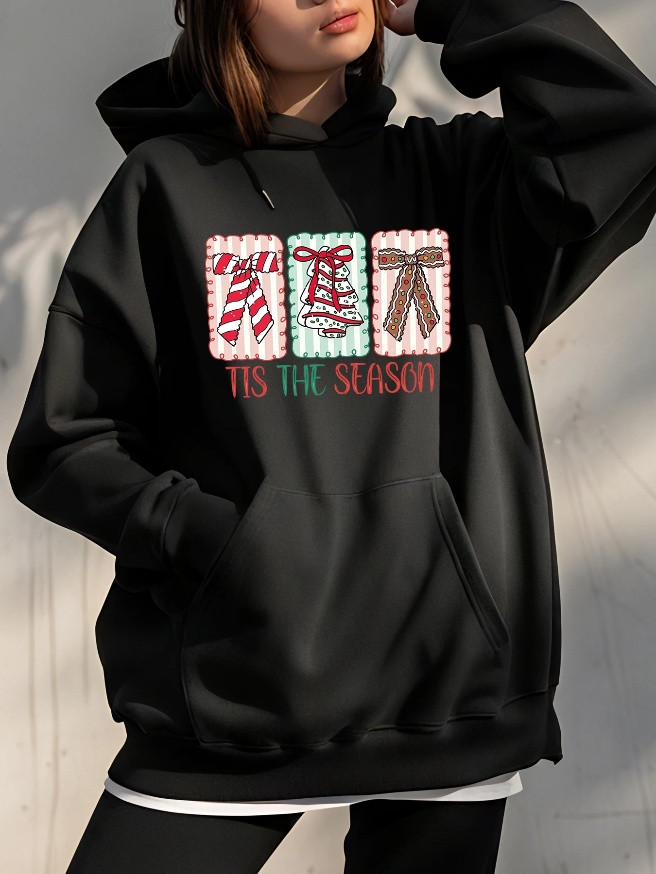 Толстовка с рождественским принтом и праздничными деталями. Женская уличная зимняя одежда.
Толстовка с рождественским принтом и праздничными деталями. Женская уличная зимняя одежда.