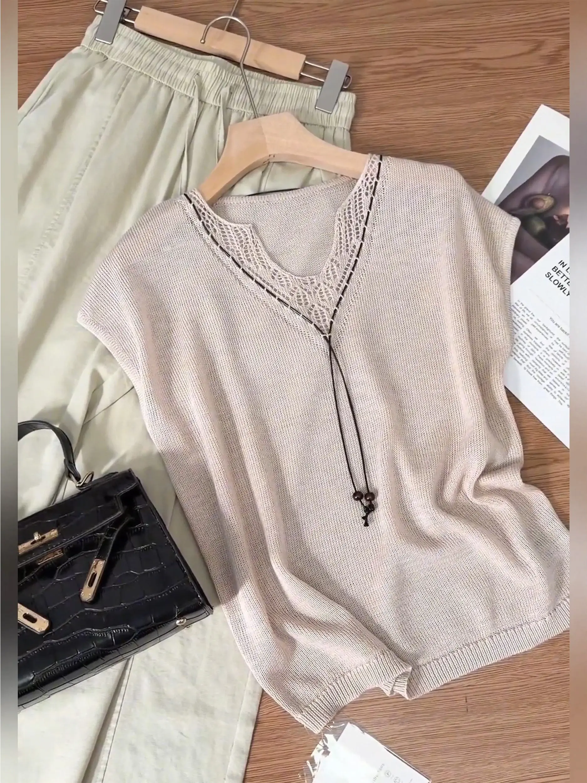 Summer New Style Korean Casual V-neck Hollow Knitted Top Women's Sleeveless Belted Slimming Versatile Design Loose Fit Knitwear
Summer New Style Korean Casual V-neck Hollow Knitted Top Women's Sleeveless Belted Slimming Versatile Design Loose Fit Knitwear