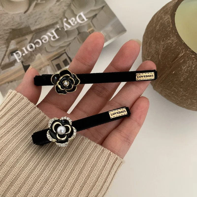 Black White Camellia Flower Rhinestone Hair Clip for Woman Bangs Korean Alligator Clip Elegant Premium Shiny Unique Headwear
Black White Camellia Flower Rhinestone Hair Clip for Woman Bangs Korean Alligator Clip Elegant Premium Shiny Unique Headwear