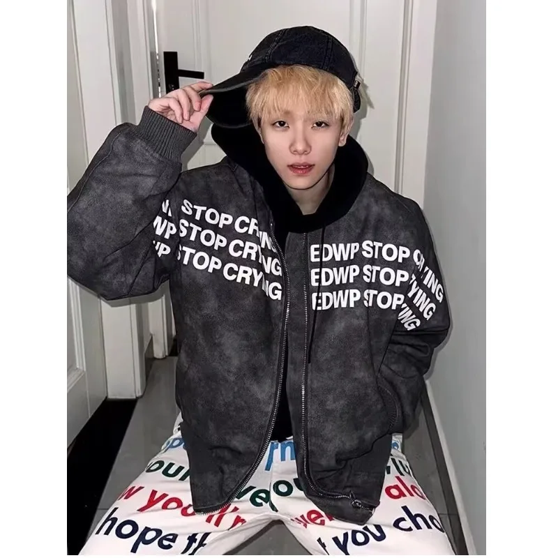 Модный молодежный бейсбольный джет с окрашенным принтом и надписью, мужская и женская верхняя одежда для пар, модная уличная кожаная куртка
Модный молодежный бейсбольный джет с окрашенным принтом и надписью, мужская и женская верхняя одежда для пар, модная уличная кожаная куртка