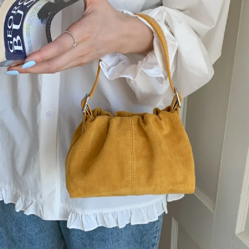 New Vintage Suede Large-capacity Bucket Bag Niche Design Crossbody Bag Fashionable Handbag
New Vintage Suede Large-capacity Bucket Bag Niche Design Crossbody Bag Fashionable Handbag