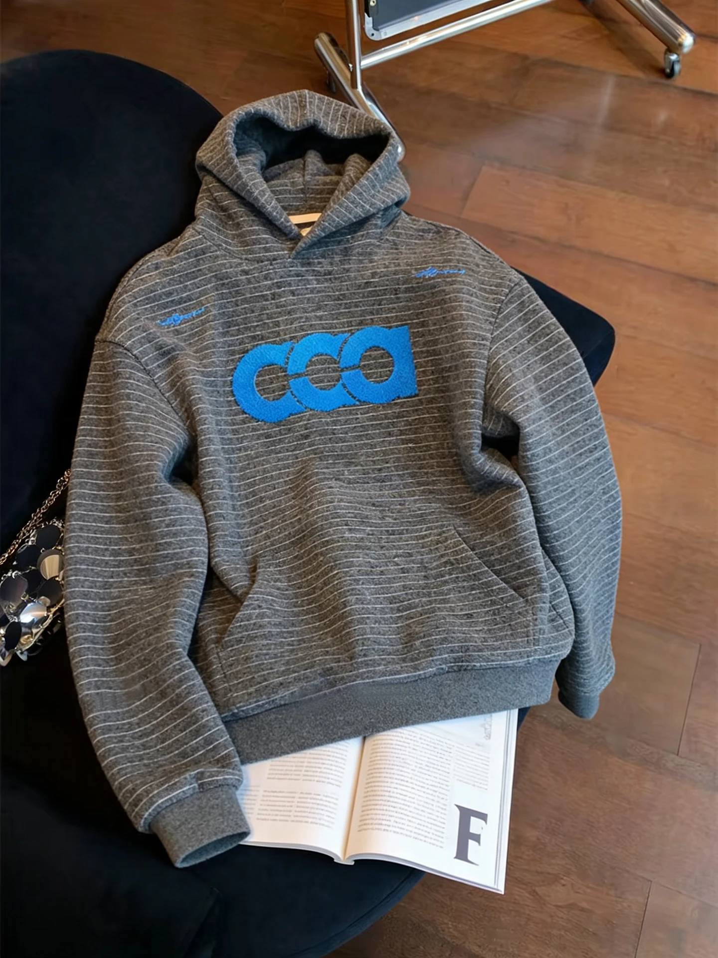 Ретро-толстовка в полоску с капюшоном для женщин, весенне-осенняя, свободного кроя, стройнящая, универсальная, повседневная, с длинными рукавами, в уличном стиле
Ретро-толстовка в полоску с капюшоном для женщин, весенне-осенняя, свободного кроя, стройнящая, универсальная, повседневная, с длинными рукавами, в уличном стиле