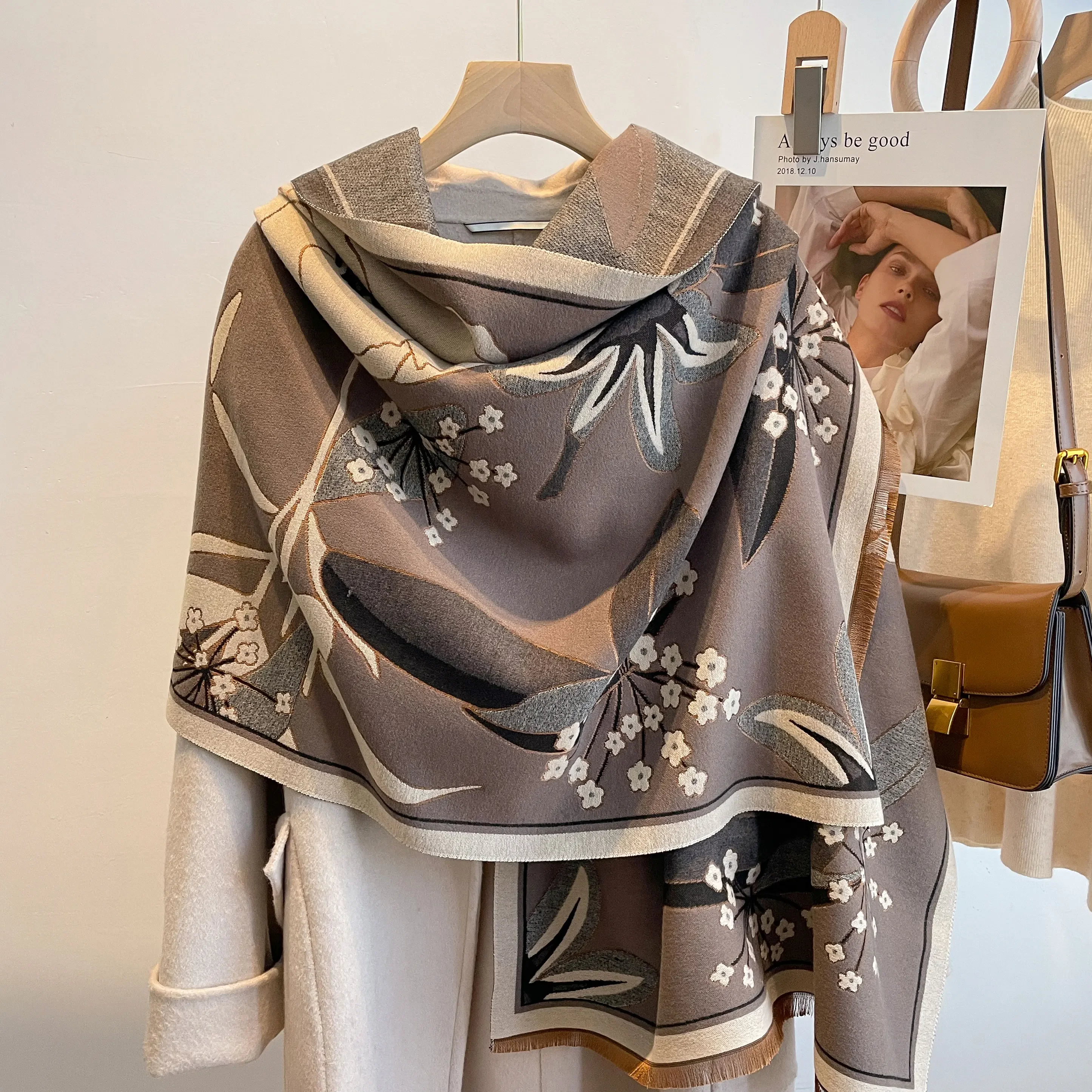 Новинка 2025 года, брендовый шарф с цветами для женщин, теплые зимние шарфы с принтом пашмины, шали, женское толстое одеяло, платок
Новинка 2025 года, брендовый шарф с цветами для женщин, теплые зимние шарфы с принтом пашмины, шали, женское толстое одеяло, платок