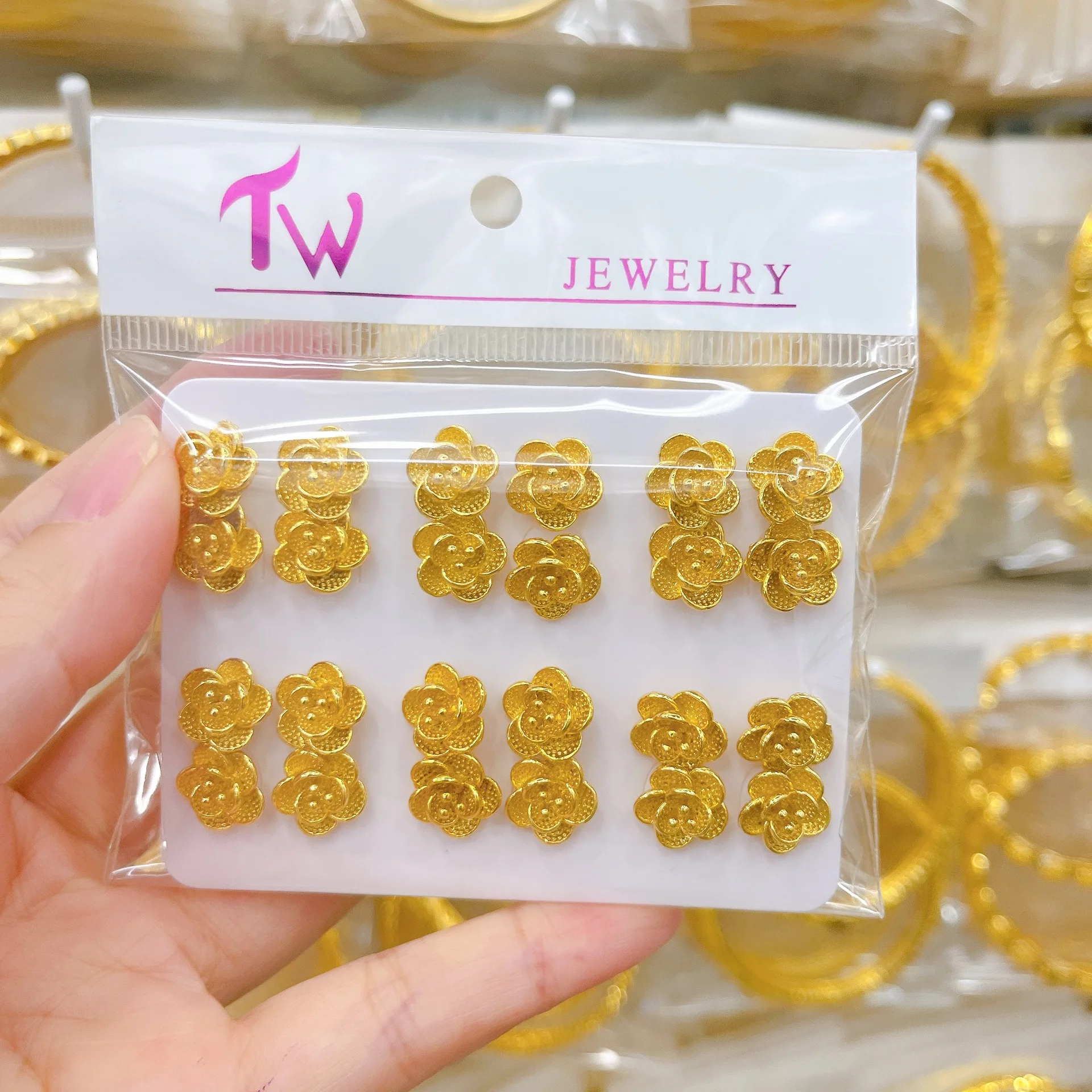 12 пар сережек-гвоздиков, медные, с золотым покрытием, с цветочным узором, бабочками, бисером, женские модные ювелирные аксессуары для свадьбы, подарка на день рождения
12 пар сережек-гвоздиков, медные, с золотым покрытием, с цветочным узором, бабочками, бисером, женские модные ювелирные аксессуары для свадьбы, подарка на день рождения