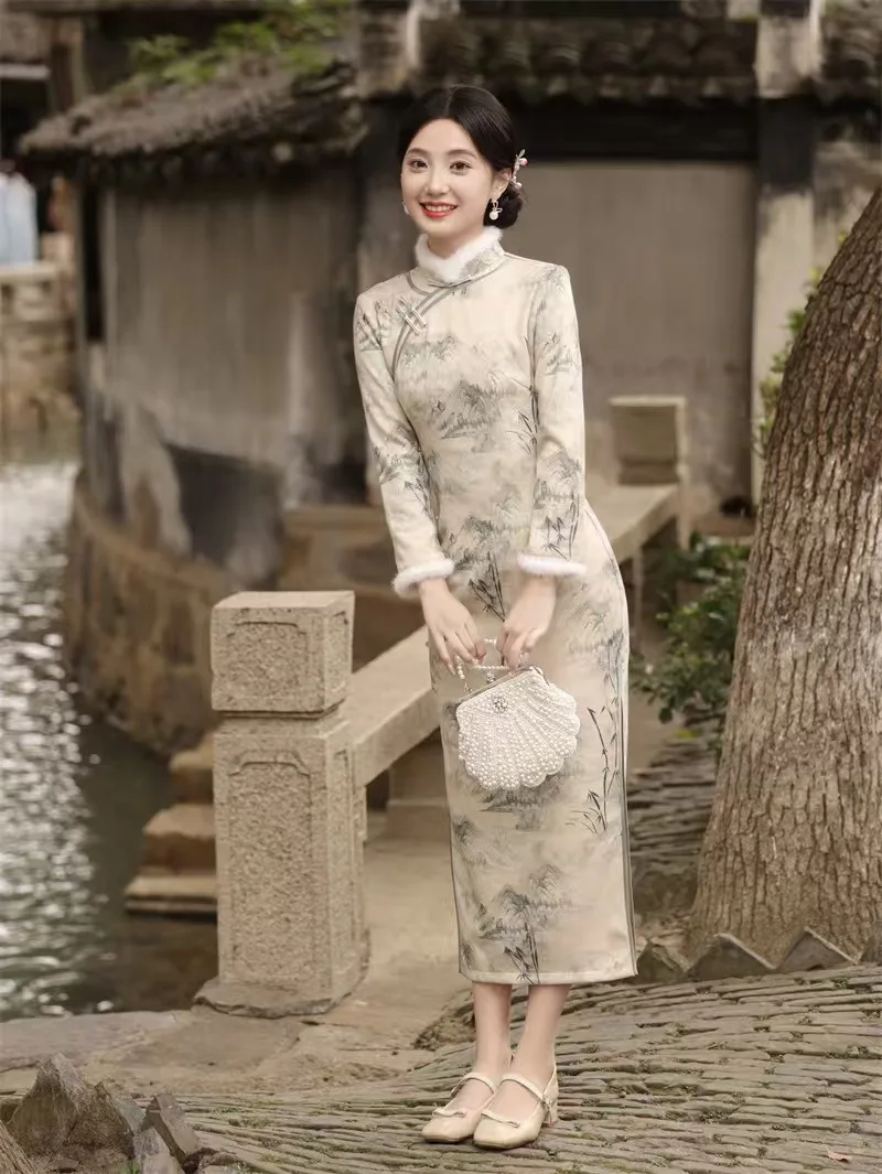 Thick and Hairy Long Side Eight Button Cheongsam Landscape Painting Chinese Style Standing Collar Long Cheongsam
Thick and Hairy Long Side Eight Button Cheongsam Landscape Painting Chinese Style Standing Collar Long Cheongsam