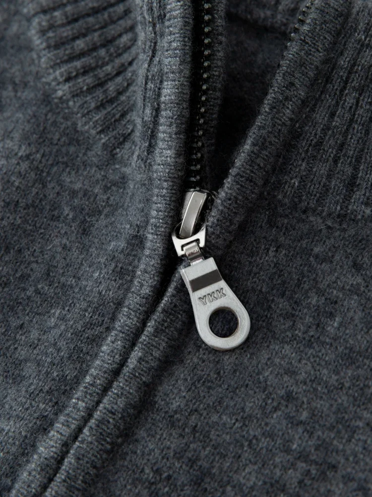 Высококачественный мужской свитер из 100% кашемира с воротником-стойкой на молнии, с длинным рукавом, осенне-зимний, в стиле смарт-кэжуал, кашемировый пуловер
Высококачественный мужской свитер из 100% кашемира с воротником-стойкой на молнии, с длинным рукавом, осенне-зимний, в стиле смарт-кэжуал, кашемировый пуловер