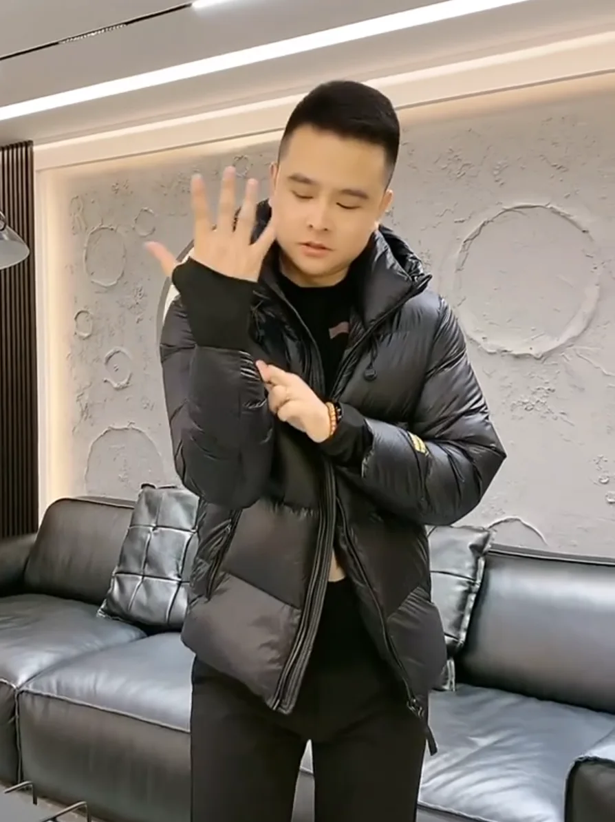 Новая мужская пуховая куртка с капюшоном 2023 года: модная, универсальная, трендовая, для пар, утепленная, антибактериальная, стандартного кроя, однотонная, на молнии.
Новая мужская пуховая куртка с капюшоном 2023 года: модная, универсальная, трендовая, для пар, утепленная, антибактериальная, стандартного кроя, однотонная, на молнии.