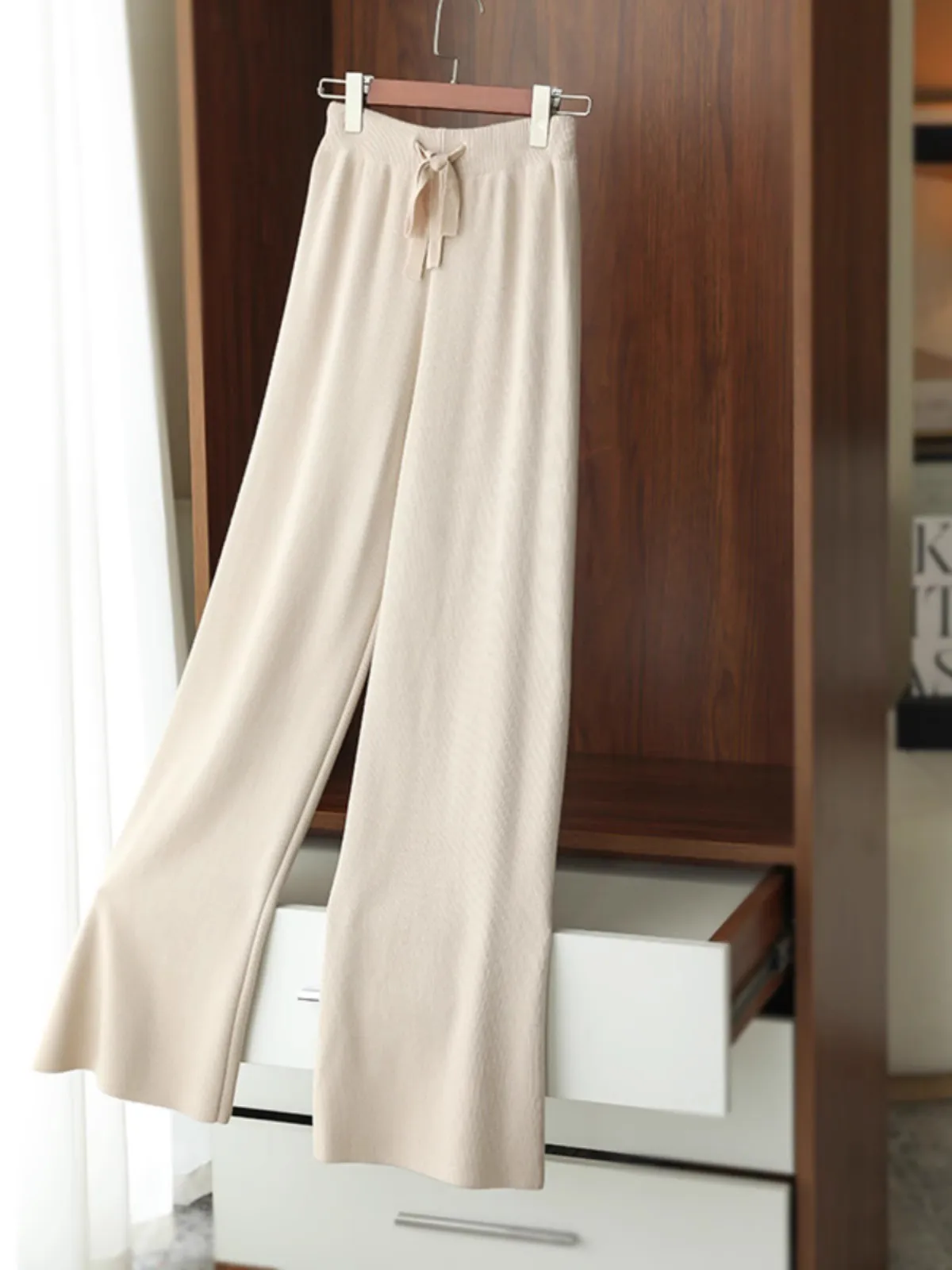 Осень-зима, новые шерстяные вязаные брюки с высокой талией и широкими штанинами, однотонные драпированные камуфляжные свободные универсальные длинные брюки
Осень-зима, новые шерстяные вязаные брюки с высокой талией и широкими штанинами, однотонные драпированные камуфляжные свободные универсальные длинные брюки