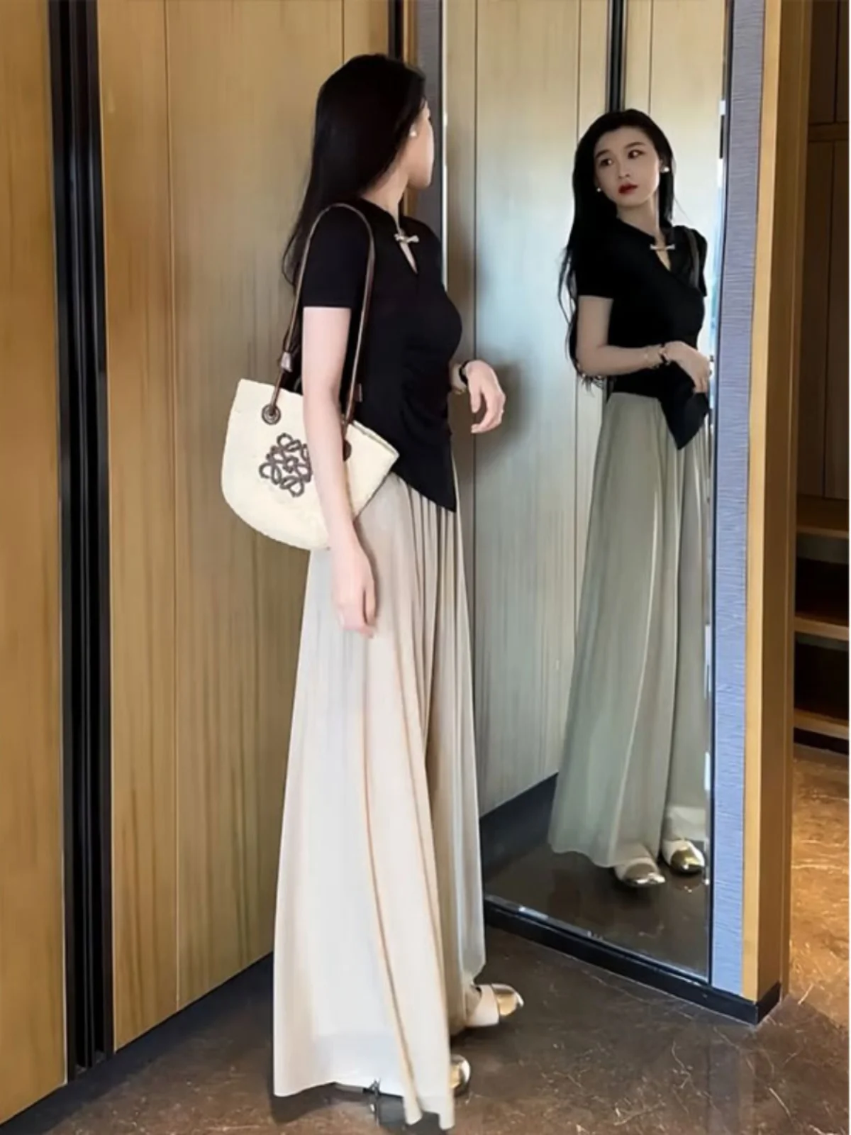 New Chinese Style Loose Wide Leg Pants Two Piece Set Women's Fashion Slimming Top Summer Collection V Neck Short Sleeve T-Shirt
New Chinese Style Loose Wide Leg Pants Two Piece Set Women's Fashion Slimming Top Summer Collection V Neck Short Sleeve T-Shirt