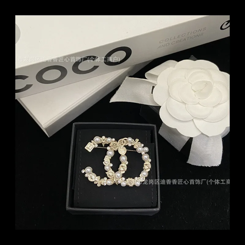 Classic Embossed Perfume Bottle Brooch Women's Versatile Pearl No. 5 Star Round Diamond Pin
Classic Embossed Perfume Bottle Brooch Women's Versatile Pearl No. 5 Star Round Diamond Pin