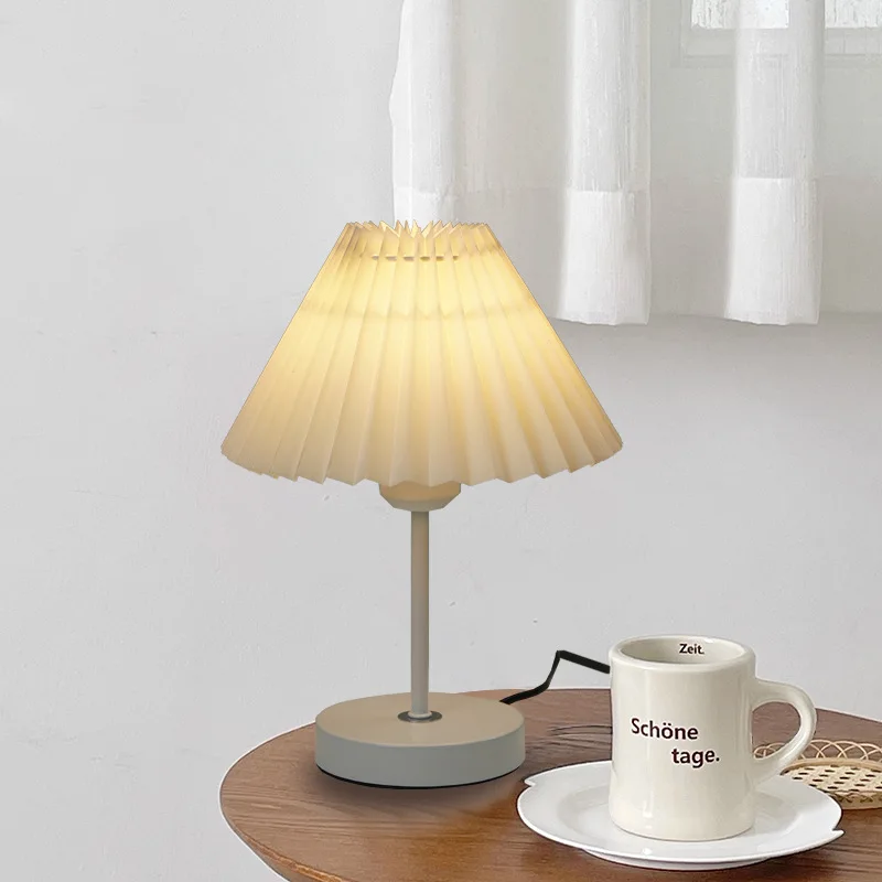 Плиссированная тканевая настольная лампа для спальни, прикроватная тумбочка, ночник для девочек, интернет-знаменитость, скандинавская креативная декоративная настольная лампа
Плиссированная тканевая настольная лампа для спальни, прикроватная тумбочка, ночник для девочек, интернет-знаменитость, скандинавская креативная декоративная настольная лампа