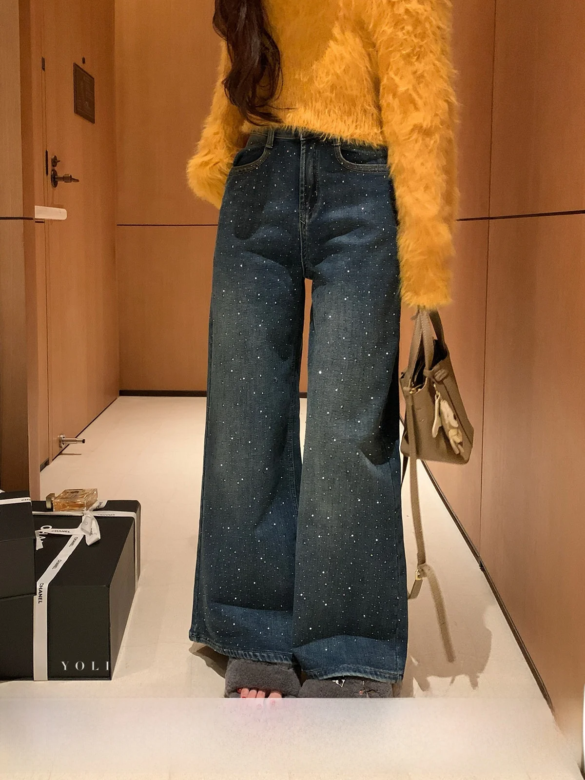 Джинсы женские Deep Blue с высокой талией, свободного кроя, для повседневной носки, серия Sparkling Galaxy, длинные брюки от Zhang Yuli
Джинсы женские Deep Blue с высокой талией, свободного кроя, для повседневной носки, серия Sparkling Galaxy, длинные брюки от Zhang Yuli