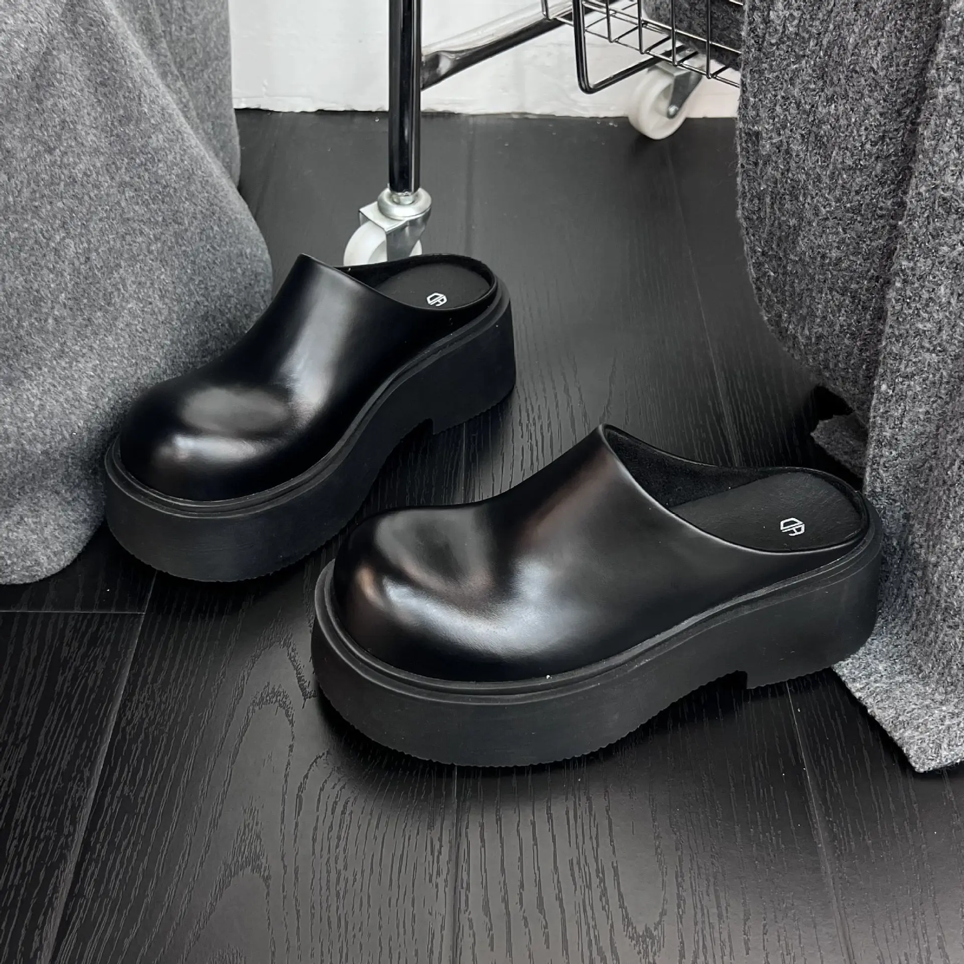 2025 thick-soled skateboard slipper fashion elegant non-slip slipper ladies casual street air-cooled Baotou shoes
2025 thick-soled skateboard slipper fashion elegant non-slip slipper ladies casual street air-cooled Baotou shoes