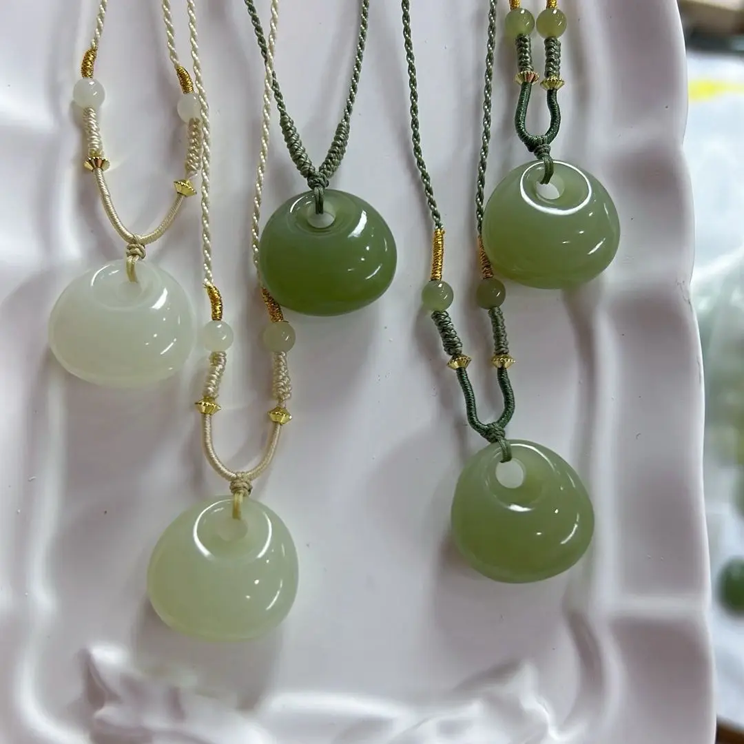 Natural Hetian jade lucky bag pendant, women's clear water jasper money bag pendant, lucky Nafu jade strap certificate
Natural Hetian jade lucky bag pendant, women's clear water jasper money bag pendant, lucky Nafu jade strap certificate