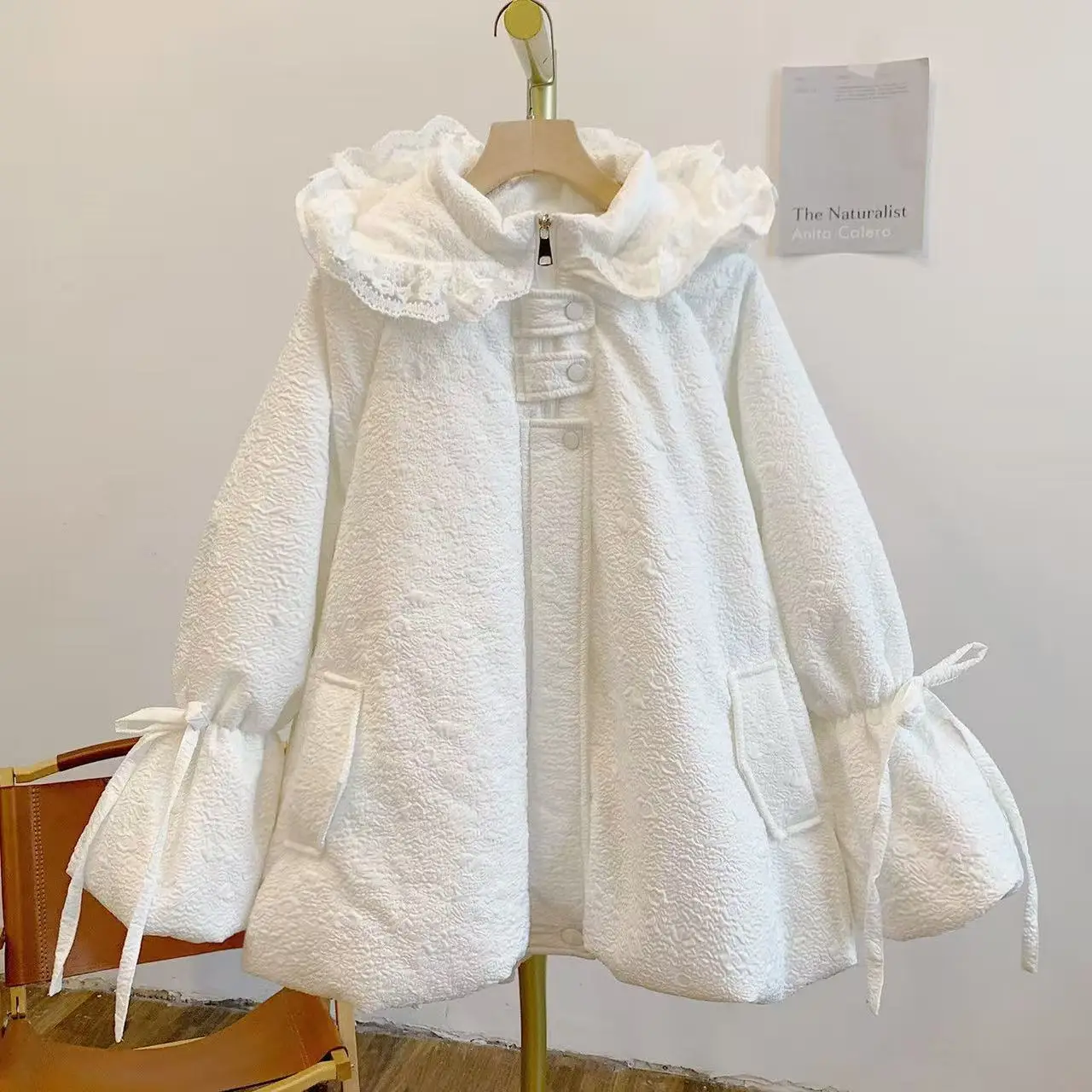 Японское новое зимнее новое милое и милое хлопковое пальто с бантом и кружевом с капюшоном, утепленная стеганая хлопковая дизайнерская теплая куртка
Японское новое зимнее новое милое и милое хлопковое пальто с бантом и кружевом с капюшоном, утепленная стеганая хлопковая дизайнерская теплая куртка